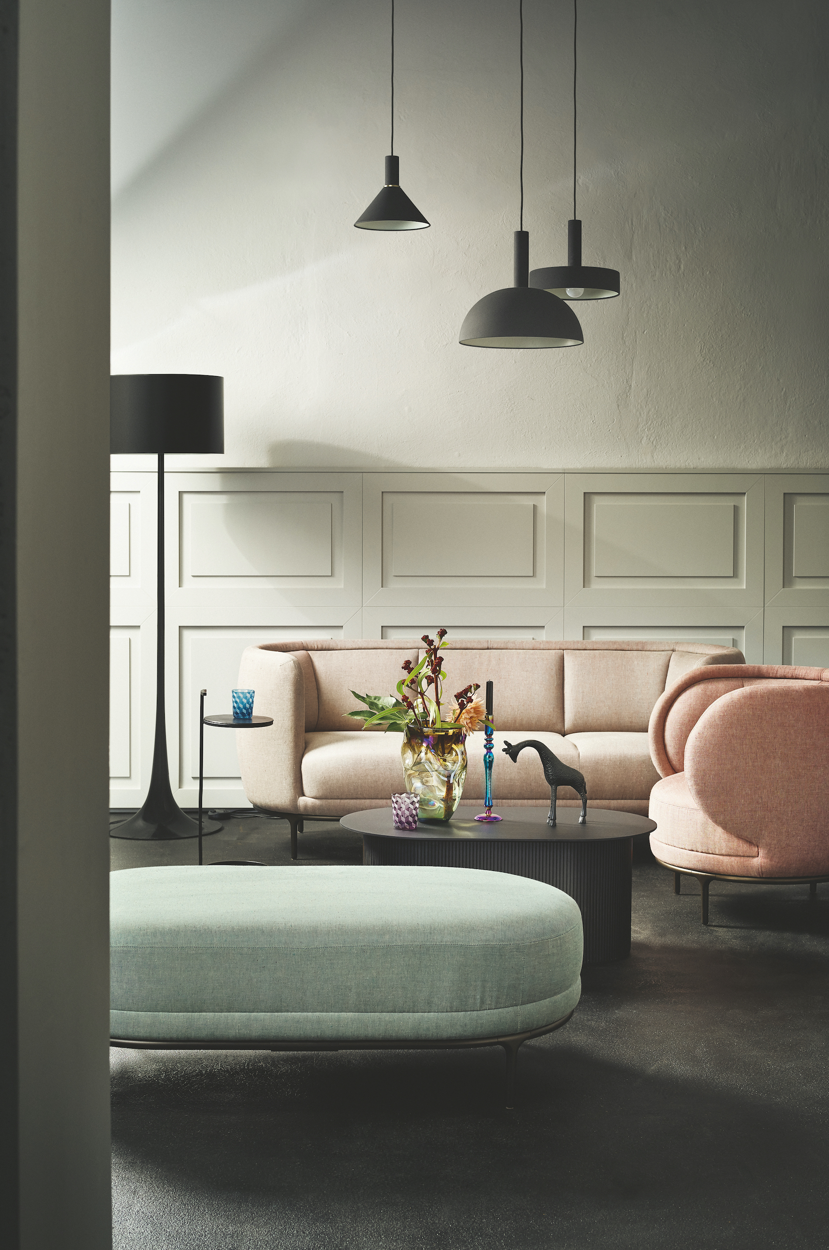 Rosa und grüne Polsterstoffe von Libeco auf Wittmann Möbeln mit Landhaus-Wand-Vertäfelung